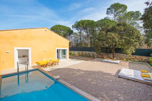 La alberca dentro o cerca de LA PROVENCE Piscine privée, Pétanque et Barbecue