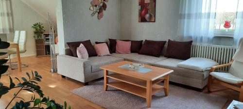 - un salon avec un canapé et une table dans l'établissement Ferienwohnung an der Lahn, à Limburg an der Lahn