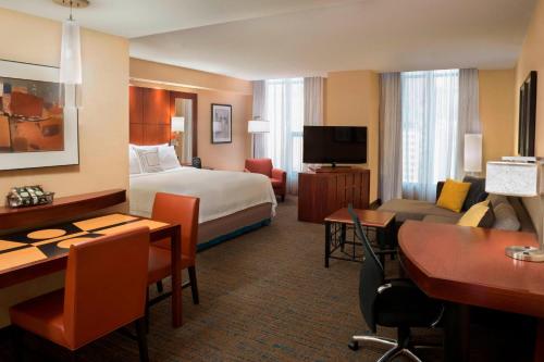 ein Hotelzimmer mit einem Bett und einem Schreibtisch in der Unterkunft Residence Inn by Marriott Toronto Downtown / Entertainment District in Toronto