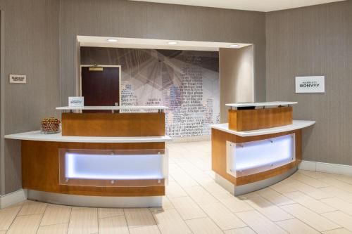 een wachtkamer met een balie in een winkel bij SpringHill Suites Portland Airport in Portland