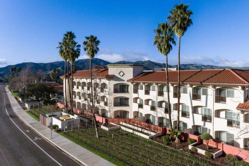 un edificio al lado de una calle con palmeras en Santa Ynez Valley Marriott, en Buellton