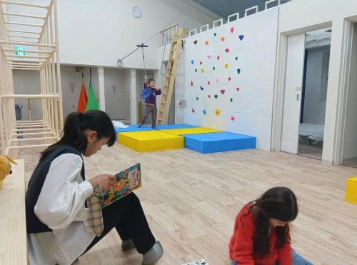 子どもがおもいっきり楽しめる一軒家　taiza child في كيوتانغو: a woman and a little girl in a climbing gym