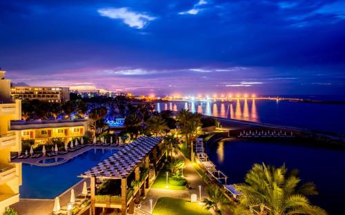 - une vue sur la ville la nuit avec une piscine dans l'établissement Vuni Palace Hotel & Casino & SPA, à Kyrenia