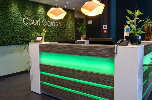 海牙Court Garden Hotel的大堂的前台,绿色