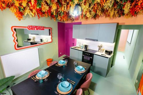 Una cocina o kitchenette en Capsule Flower - Balneo - Cinema - Billard - Nintendo Switch - Mons Centre