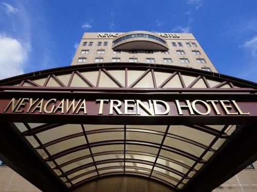 un cartello per un hotel klezaza di tendenza di fronte a un edificio di Neyagawa Trend Hotel a Neyagawa