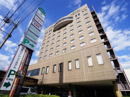 un edificio con un cartello di fronte di Neyagawa Trend Hotel a Neyagawa