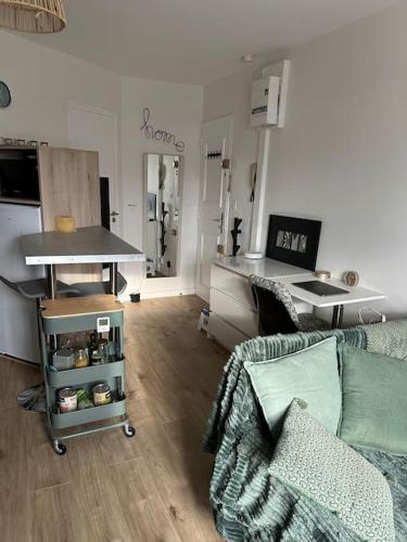 - un salon avec un canapé et un bureau dans l'établissement Studio cozy Saint-Malo, à Saint-Malo