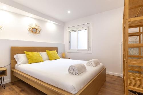 Una cama o camas en una habitación de Picasso Suites Cornellá