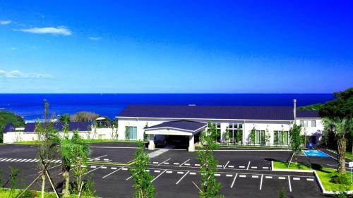 un edificio con aparcamiento frente al océano en HOTEL HOLISTIC RESORT - Vacation STAY 34549v, en Taiji