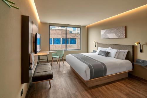 City Express Plus by Marriott San Luis Potosi में एक कमरे में एक या कई बेड