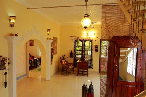 salon z korytarzem z drzwiami w obiekcie Bella Homestay Kerala w mieście Alappuzha