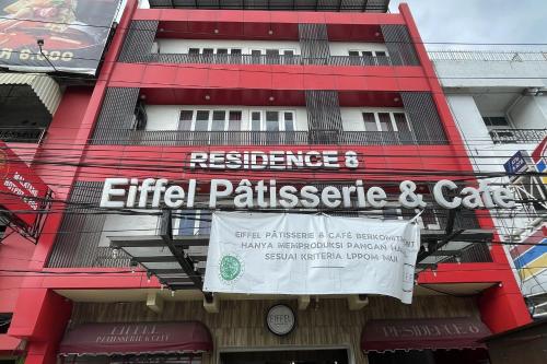 ein Schild an der Seite eines Gebäudes in der Unterkunft Residence 8 in Palembang