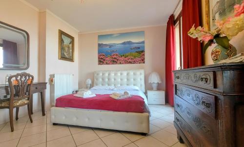 1 dormitorio con 1 cama y vestidor en B&B Madonna della Neve, en Stresa