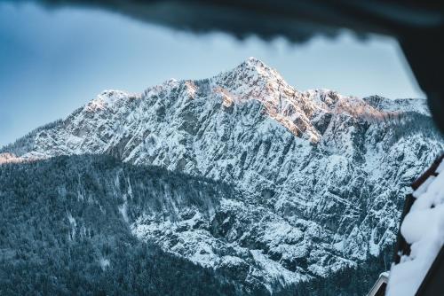 Pemandangan umum gunung atau pemandangan gunung yang diambil dari apartemen