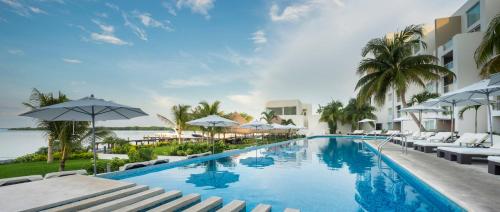 A piscina localizada em Real Inn Cancún ou nos arredores