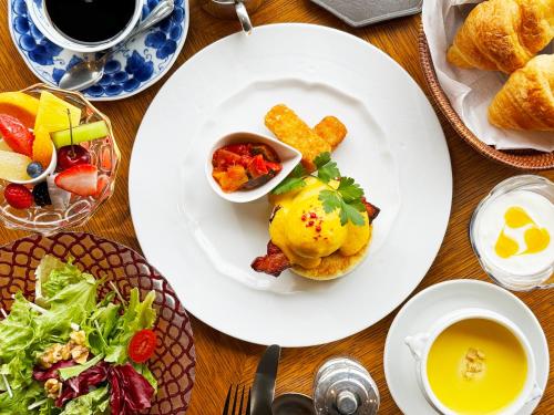 una mesa cubierta con platos de comida y bebida en Mizno Hotel en Fujikawaguchiko