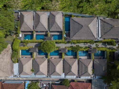 einen Blick über die Dächer der Häuser in der Unterkunft Lembongan Beach Club & Resort in Nusa Lembongan