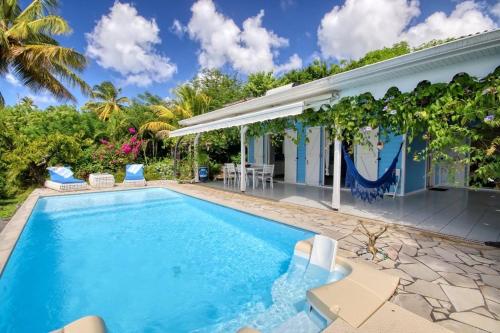 The swimming pool at or close to Villa en bord de mer a Saint Pierre 100 m²