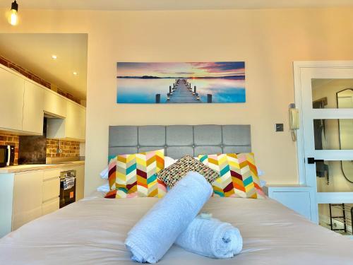 um quarto com uma cama branca e uma cozinha em Pier View Retreat - Close to Beach - Sea Views With Parking em Bournemouth