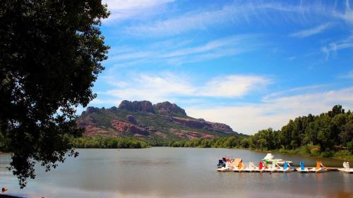 Un paisaje natural cerca del camping