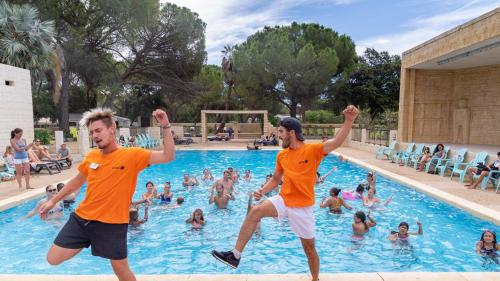 La alberca dentro o cerca de Camping Tikayan Les Cigales - Maeva