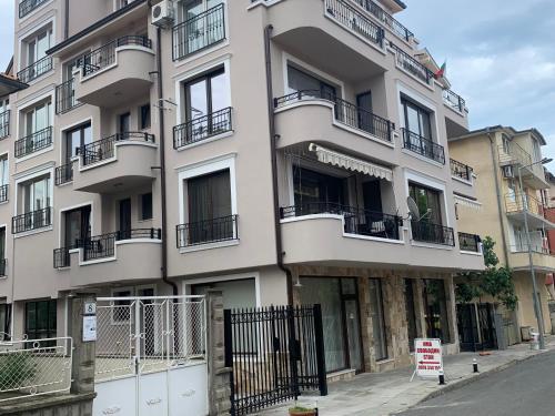 - un bâtiment blanc avec balcon dans une rue dans l'établissement Sea View Rooms Briz, à Nessebar