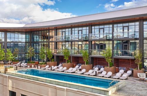 vista esterna di un edificio con piscina e sedie di Bowie House, Auberge Resorts Collection a Fort Worth