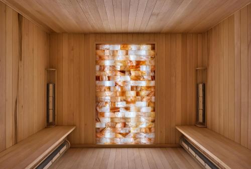 una sauna con due panche e un muro di mattoni di Bowie House, Auberge Resorts Collection a Fort Worth