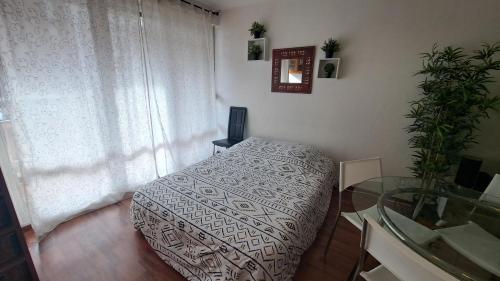 Krevet ili kreveti u jedinici u okviru objekta Studio cosy 33 m² limite Lyon. Parking privatif.