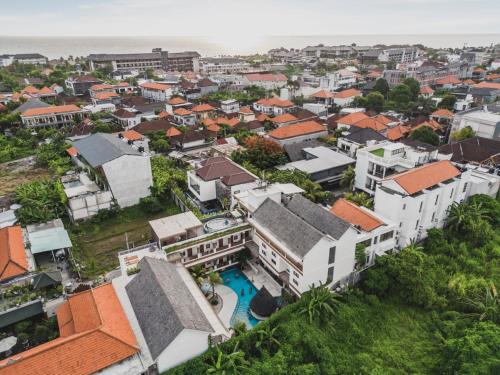 une vue aérienne sur une ville avec des bâtiments dans l'établissement Roomates Surf Camp Canggu by Ini Vie Hospitality, à Canggu