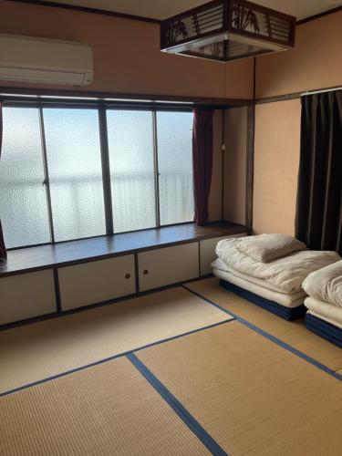 Cama ou camas em um quarto em 尾道ゲストハウス シータ村