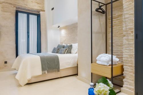 Giường trong phòng chung tại Luxurious studio with Jacuzzi in Casa Pilatos