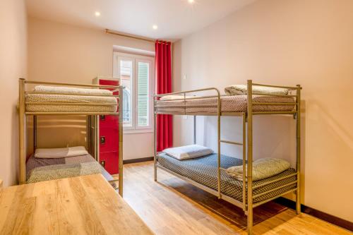 2 beliches num quarto com uma mesa em Villa Saint Exupery Beach Hostel em Nice