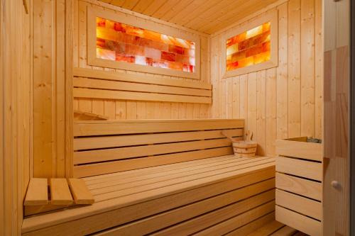 drewniana sauna z drewnianą wanną w pokoju w obiekcie Prestige Apartments 12 we Wrocławiu