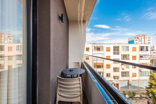 balcone con tavolo e vista su un edificio di Relax Inn Hotel Durres a Durrës