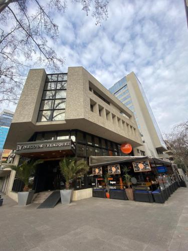 een gebouw met een winkel ervoor bij Hotel Diego de Velazquez in Santiago