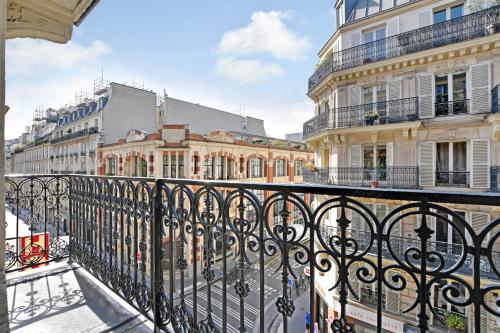 uma vista para a cidade a partir de uma varanda em Altona em Paris