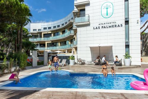 Бассейн в Aparthotel Las Palmeras Castelldefels или поблизости