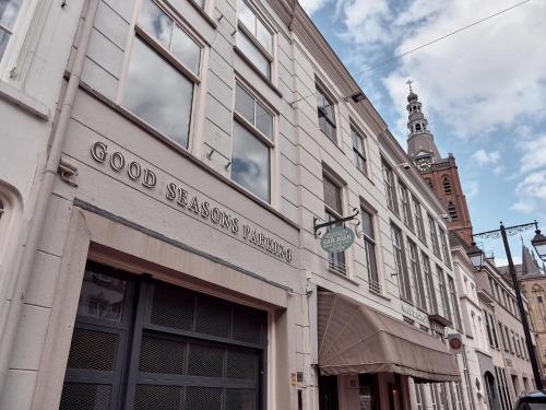 登博斯Good Seasons Hotel Den Bosch的钟楼街道上的建筑