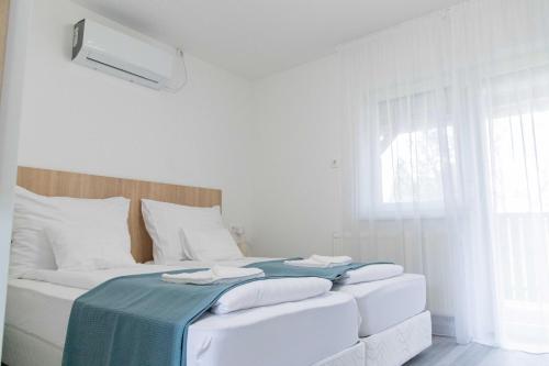 Cama ou camas em um quarto em Farkas Villa Apartmanok