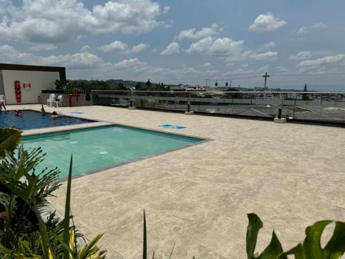 a swimming pool on the roof of a building at Lujoso apartamento central, nuevo y cómodo in Pereira