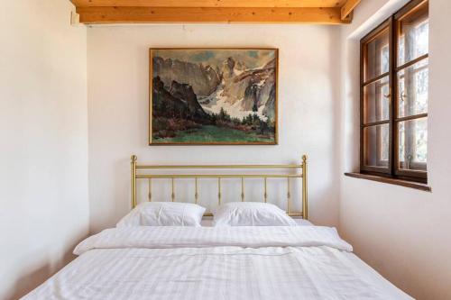 Una cama o camas en una habitación de Spacious And Historic Villa With Bled Castle View