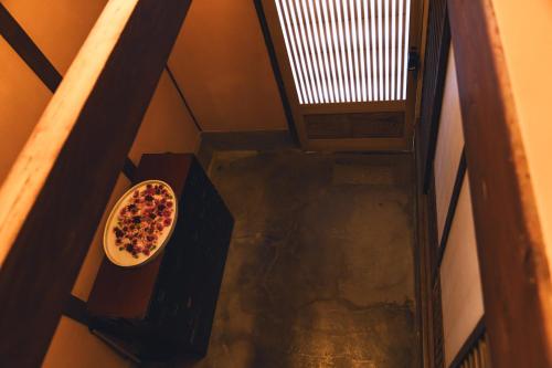 una vista aérea de una pizza en una mesa en una habitación en Johns House じょんのやど, en Himeji