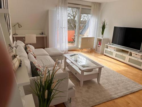 TV in/ali zabaviščno središče v nastanitvi moderne 2-Zimmer Wohnung in Rastatt