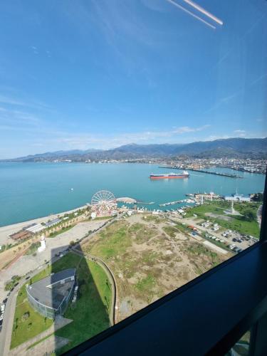 einen Blick auf einen großen Wasserkörper aus einem Fenster in der Unterkunft Premium apartment in Porta Batumi Tower in Batumi