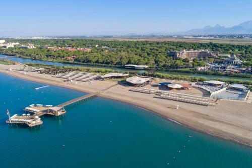 uma vista aérea de um resort sobre a água em Xanadu Resort - High Class All Inclusive em Belek