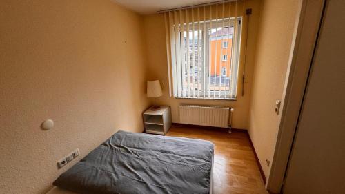 Una cama o camas en una habitación de 2 Zimmer Wohnung am Milaneo Stadtmitte HBF Stuttgart