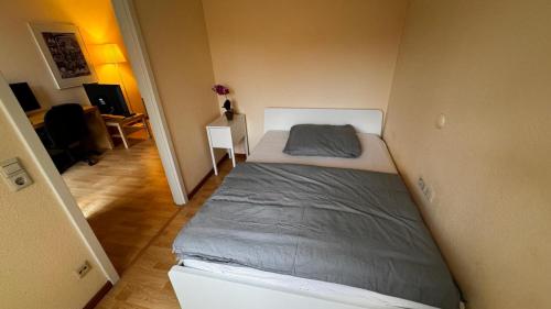 Una cama o camas en una habitación de 2 Zimmer Wohnung am Milaneo Stadtmitte HBF Stuttgart