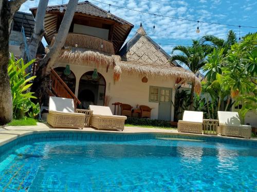 Villa con piscina frente a una casa en Gili Breeze Tropical Bungalows, en Gili Trawangan